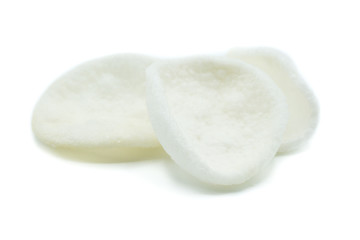 Krabbenchips Krabbenchip isoliert freigestellt auf weißen Hintergrund, Freisteller
