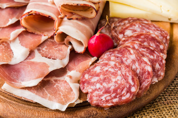 Tagliere di salumi, prosciutti e vari formaggi