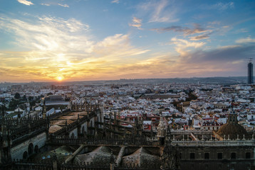 Atardecer en la gran ciudad de Sevilla en Andalucia