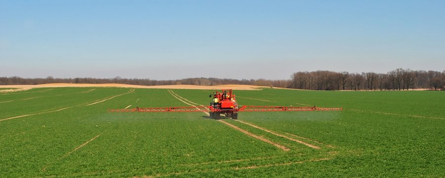 Traktor podczas prac w polu