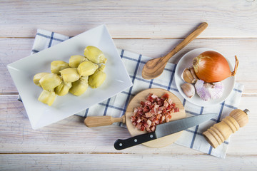 Ingredientes para cocinar  corazones de alcachofas salteados con jamón 