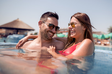 Obraz premium Couple having fun in a swimming pool