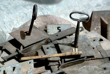 vieilles serrures chez un antiquaire de Marrakech, Maroc 