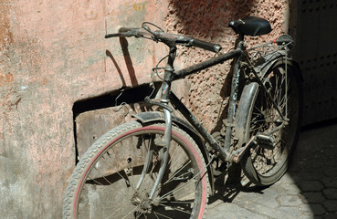 Fototapeta na wymiar Vieux vélo contre un mur, Marrakech, Maroc