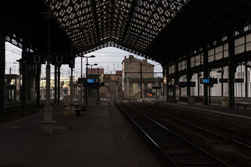 Station with a view of the aprons waiting for trains