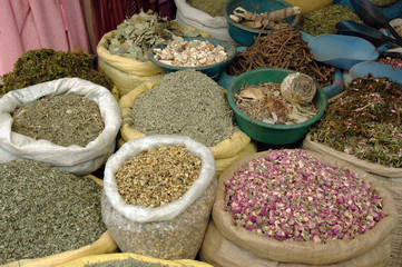 vente d'épices en sac sur un marché, Marrakech, Maroc	