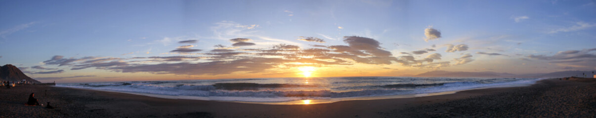 Fototapeta na wymiar puesta de sol panoramica