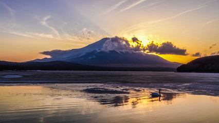 日本、世界遺産、富士山、冬、絶景、雪、感動の風景、夕方、山中湖畔にて