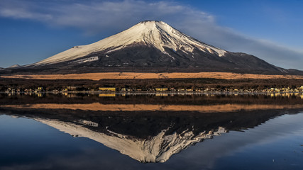 Fototapeta na wymiar 日本、世界遺産、富士山、冬、絶景、雪、感動の風景、山中湖畔にて