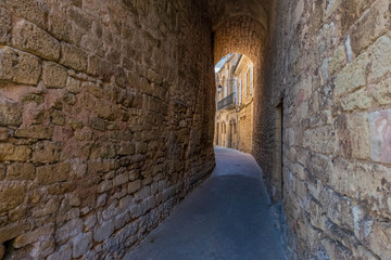 Obraz premium paseo por pueblo de piedra medieval