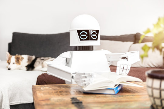 Roboter liest Buch