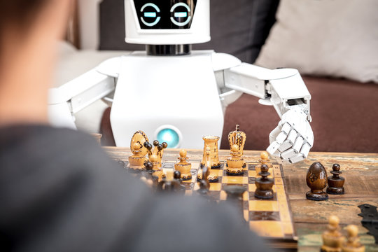 Roboter spielt Schach