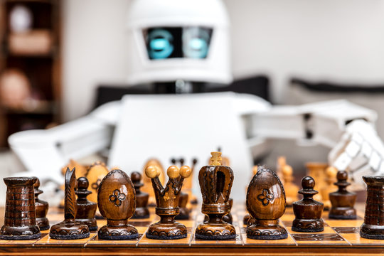 Roboter spielt Schach