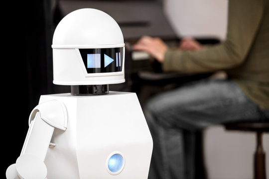 Mann und Roboter machen Musik