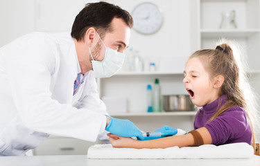 Obraz premium Ordinary male ready to make injection to visitor