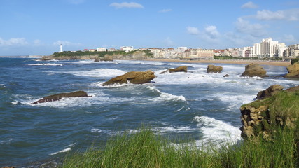 Biarritz, vagues déferlant sur la côte basque (France)