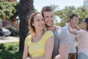 Obraz premium Happy young couple sightseeing on summer vacation