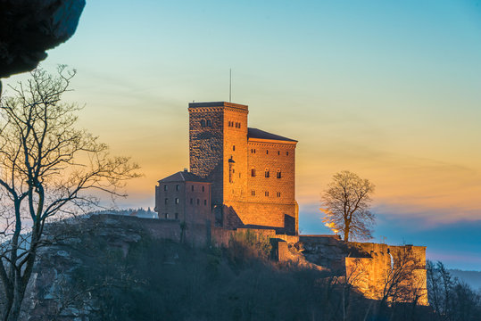 Trifels bei Sonnenuntergang