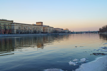 Obraz premium Drifting floes on the Moscow river, spring is coming