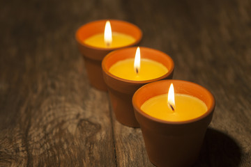 Fototapeta na wymiar trois bougies en ligne