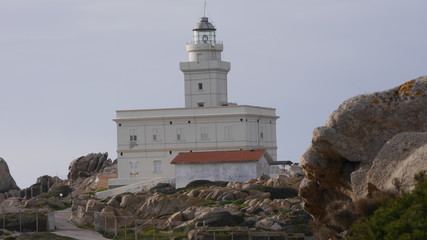 Fototapeta na wymiar Leuchtturm und Felsformationen am Capo Testa, Sardinien