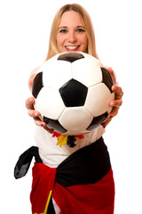 Junge Frau mit Fußball 