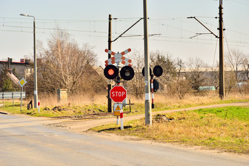 Znak stop i sygnalizacja przed przejazdem kolejowym.