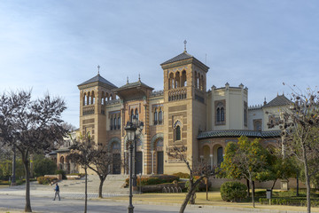 Obraz premium hermoso pabellón mudéjar del parque de María Luisa en la ciudad de Sevilla