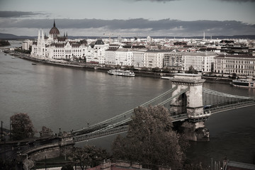 Obraz premium Hungarian Parliament and Budapest Chain Bridge
