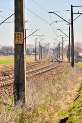 Tory kolejowe na zakręcie i infrastruktura kolejowa.