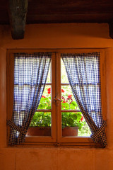 Fenêtre ancienne dans maison