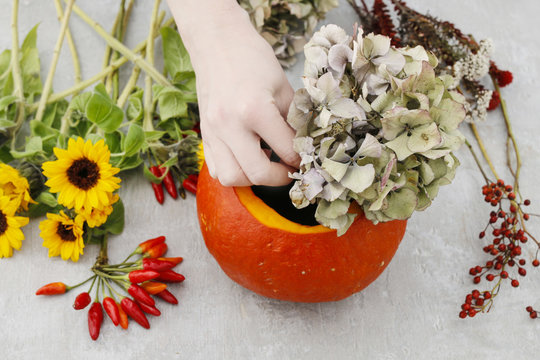 How To Make A Thanksgiving Centerpiece With Big Pumpkin And Bouquet Of Flowers, Tutorial.