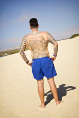 ein volltätowierter Tourist