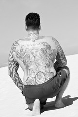 Mann mit tätowierten Rücken in s/w