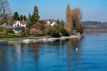 Obraz premium Widok na Ren w starym szwajcarskim mieście Stein Am Rhein