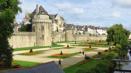 Fototapeta premium Remparts de Vannes, avec sa tour du Connétable et ses jardins à la française, en Bretagne (France)