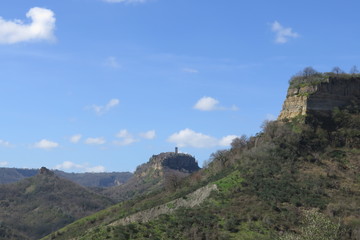 Fototapeta na wymiar Civita di Bagnoregio e la valle dei calanchi