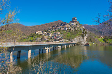 Fototapeta na wymiar Turano lake (Rieti, Italy) and the town of Castel di Tora