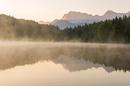 Fototapeta Sonnenaufgang mit nebel im Sommer am Geroldsee im Karwendel