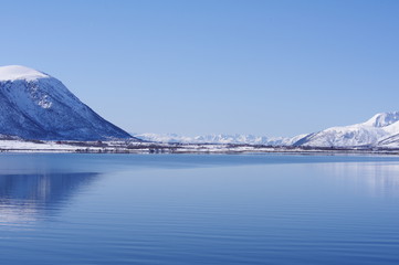 Eisbedeckte Berge und Fjord in Norwegen