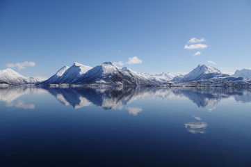 Fototapeta na wymiar Berge spiegeln sich im Fjord in Norwegen 