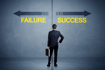 Obraz premium Businessman standing in front of success and failure arrow concept on grungy background