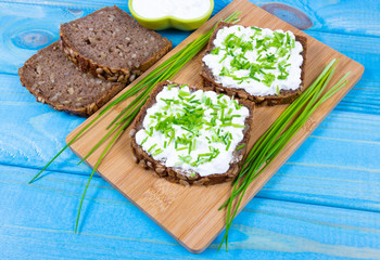 Sandwiches with cottage cheese and chives.