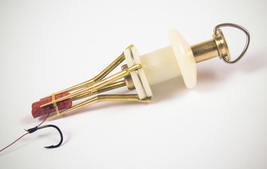 Fishing device for putting on the bait. New in the method feeder.