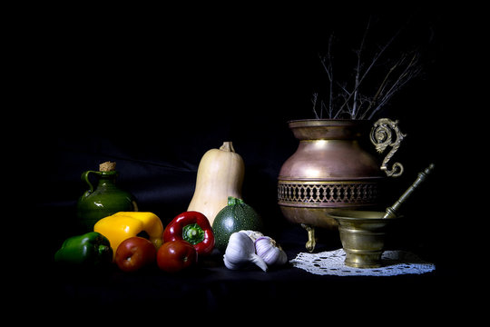 Bodegon de verduras, con almirez, vasija de cobre y paño de croché