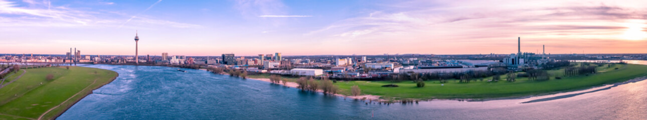 Fototapeta na wymiar Luftaufnahme der Stadt Düsseldorf am Rhein während des Sonnenuntergangs - Deutschland - Europa