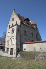 Fototapeta na wymiar Schloss Lichtenstein, Baden- Württemberg, Deutschland - April 7, 2018 : Blick auf die Schlossmauer von Schloss Lichtenstein.