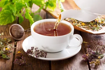 Abwaschbare Fototapete Tee Tee in eine Tasse gießen