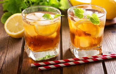 glasses of iced tea with fresh lemons
