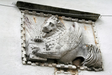 rzeźbiony kamienny lew zdobiący budynek